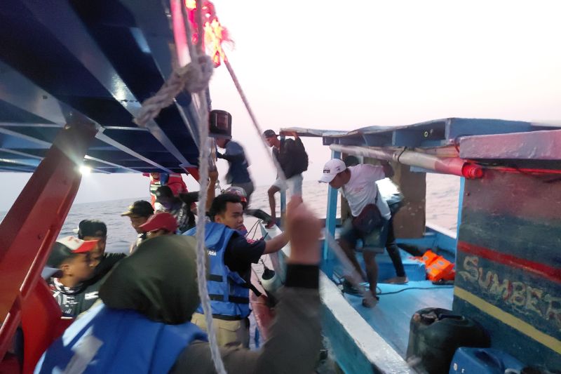Petugas mengevakuasi penumpang kapal KM Sumber Rezeki yang mengalami mati mesin di perairan Pulau Lancang pada Minggu (12/7/2026). Foto Antara