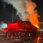 Kapal KN SAR Ramawijaya terbakar saat melakukan perawatan atau docking tahunan di Galangan Kapal PT Proskuneo Kadarusman, Muara Baru, Jakarta Utara, Rabu (22/7/2026). Sumber foto: Antara