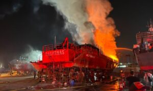 Kapal KN SAR Ramawijaya terbakar saat melakukan perawatan atau docking tahunan di Galangan Kapal PT Proskuneo Kadarusman, Muara Baru, Jakarta Utara, Rabu (22/7/2026). Sumber foto: Antara
