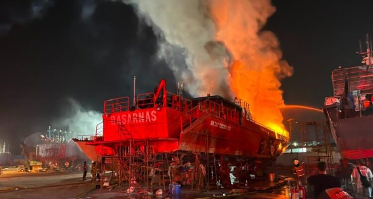 Kapal KN SAR Ramawijaya terbakar saat melakukan perawatan atau docking tahunan di Galangan Kapal PT Proskuneo Kadarusman, Muara Baru, Jakarta Utara, Rabu (22/7/2026). Sumber foto: Antara