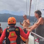 Tim SAR Gabungan sementara mengevakuasi delapan awak KLM Teluk Bara dari atas kapa Yacht berbendera Selandia Baru ke atas KN SAR Abimanyu pada Sabtu, (188/7). KM Teluk Bara karam di Perairan Tanjung Alang (Pulau Ambon) Kabupaten Maluku Tengah akibat dihantam ombak dan papan bawah kapal terlepas dan awak kapal diselamatkan kru kapa Yacht. Sumber foto: Antara