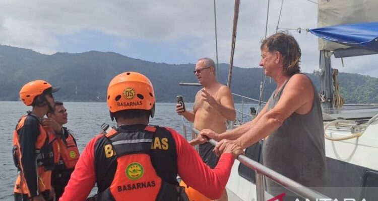 Tim SAR Gabungan sementara mengevakuasi delapan awak KLM Teluk Bara dari atas kapa Yacht berbendera Selandia Baru ke atas KN SAR Abimanyu pada Sabtu, (188/7). KM Teluk Bara karam di Perairan Tanjung Alang (Pulau Ambon) Kabupaten Maluku Tengah akibat dihantam ombak dan papan bawah kapal terlepas dan awak kapal diselamatkan kru kapa Yacht. Sumber foto: Antara