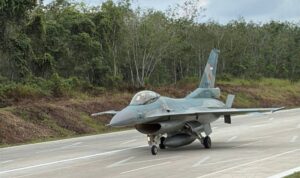 Jet tempur F-16 TNI AU menguji coba pendaratan dan lepas landas di Jalan Tol Trans Sumatera (JTTS) Ruas Terbanggi Besar-Pematanag Panggang-Kayu Agung (Terpeka) KM228-KM231. Sumber foto: Antara