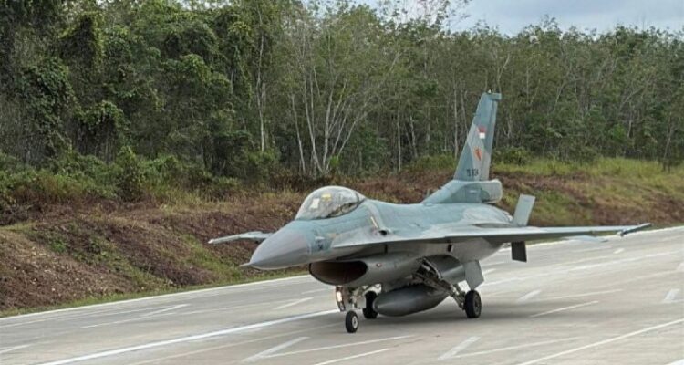 Jet tempur F-16 TNI AU menguji coba pendaratan dan lepas landas di Jalan Tol Trans Sumatera (JTTS) Ruas Terbanggi Besar-Pematanag Panggang-Kayu Agung (Terpeka) KM228-KM231. Sumber foto: Antara