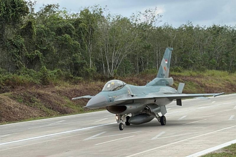 Jet tempur F-16 TNI AU menguji coba pendaratan dan lepas landas di Jalan Tol Trans Sumatera (JTTS) Ruas Terbanggi Besar-Pematanag Panggang-Kayu Agung (Terpeka) KM228-KM231. Sumber foto: Antara