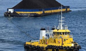 Kapal tunda menarik tongkang bermuatan batu bara menuju pembangkit listrik sebagai bagian dari layanan angkutan barang PT Pelni. Foto Antara Kapal tunda menarik tongkang bermuatan batu bara menuju pembangkit listrik sebagai bagian dari layanan angkutan barang PT Pelni. Foto Antara