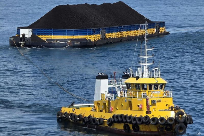 Kapal tunda menarik tongkang bermuatan batu bara menuju pembangkit listrik sebagai bagian dari layanan angkutan barang PT Pelni. Foto Antara Kapal tunda menarik tongkang bermuatan batu bara menuju pembangkit listrik sebagai bagian dari layanan angkutan barang PT Pelni. Foto Antara