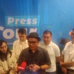 Direktur Utama PT ASDP Indonesia Ferry (Persero) Heru Widodo (tengah) didampingi pejabat perseroan lainnya menjawab pertanyaan media dalam press tour di Luwuk, Sulawesi Tengah, Rabu (22/7/2026). Sumber foto: Antara
