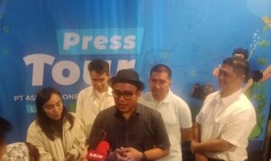 Direktur Utama PT ASDP Indonesia Ferry (Persero) Heru Widodo (tengah) didampingi pejabat perseroan lainnya menjawab pertanyaan media dalam press tour di Luwuk, Sulawesi Tengah, Rabu (22/7/2026). Sumber foto: Antara