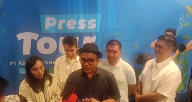 Direktur Utama PT ASDP Indonesia Ferry (Persero) Heru Widodo (tengah) didampingi pejabat perseroan lainnya menjawab pertanyaan media dalam press tour di Luwuk, Sulawesi Tengah, Rabu (22/7/2026). Sumber foto: Antara