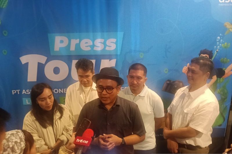 Direktur Utama PT ASDP Indonesia Ferry (Persero) Heru Widodo (tengah) didampingi pejabat perseroan lainnya menjawab pertanyaan media dalam press tour di Luwuk, Sulawesi Tengah, Rabu (22/7/2026). Sumber foto: Antara