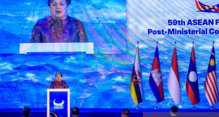 Menteri Luar Negeri Filipina Theresa Lazaro menyampaikan sambutan dalam upacara pembukaan Pertemuan Menteri Luar Negeri ASEAN ke-59 di Pasay City, Metro Manila, Filipina, pada 21 Juli 2026. Sumber foto: Antara