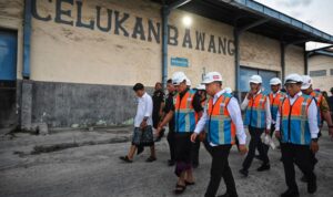 Menteri Perhubungan Dudy Purwagandhi (kanan) meninjau Pelabuhan Celukan Bawang, di Kabupaten Buleleng, Bali, Kamis (9/7/2026). Foto Antara Menteri Perhubungan Dudy Purwagandhi (kanan) meninjau Pelabuhan Celukan Bawang, di Kabupaten Buleleng, Bali, Kamis (9/7/2026). Foto Antara