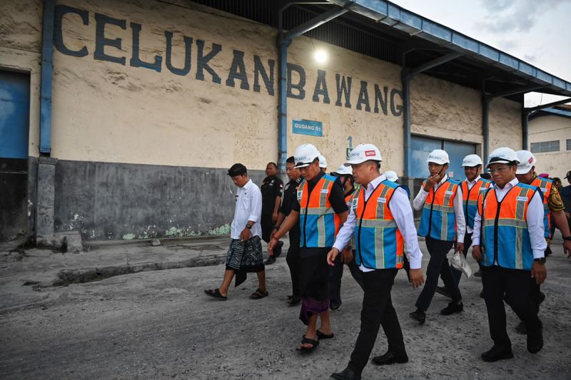 Menteri Perhubungan Dudy Purwagandhi (kanan) meninjau Pelabuhan Celukan Bawang, di Kabupaten Buleleng, Bali, Kamis (9/7/2026). Foto Antara Menteri Perhubungan Dudy Purwagandhi (kanan) meninjau Pelabuhan Celukan Bawang, di Kabupaten Buleleng, Bali, Kamis (9/7/2026). Foto Antara