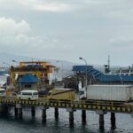 Sejumlah kendaraan mengantre masuk ke dalam kapal penyeberangan fery milik PT ASDP. Sumber foto: Antara