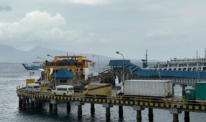 Sejumlah kendaraan mengantre masuk ke dalam kapal penyeberangan fery milik PT ASDP. Sumber foto: Antara Sejumlah kendaraan mengantre masuk ke dalam kapal penyeberangan fery milik PT ASDP. Sumber foto: Antara