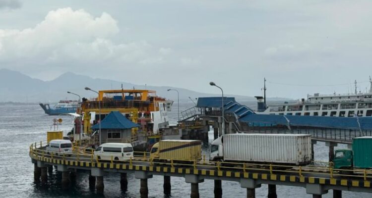 Sejumlah kendaraan mengantre masuk ke dalam kapal penyeberangan fery milik PT ASDP. Sumber foto: Antara