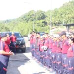Kepala Zona Tengah Bakamla RI Laksamana Pertama Bakamla Teguh Prasetya memimpin apel personel sebelum melakukan bersih-bersih pantai Pulau Bangka. Foto Antara