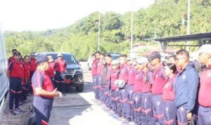 Kepala Zona Tengah Bakamla RI Laksamana Pertama Bakamla Teguh Prasetya memimpin apel personel sebelum melakukan bersih-bersih pantai Pulau Bangka. Foto Antara