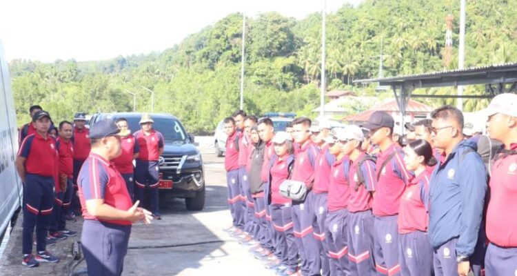 Kepala Zona Tengah Bakamla RI Laksamana Pertama Bakamla Teguh Prasetya memimpin apel personel sebelum melakukan bersih-bersih pantai Pulau Bangka. Foto Antara