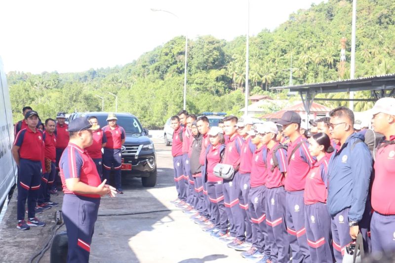 Kepala Zona Tengah Bakamla RI Laksamana Pertama Bakamla Teguh Prasetya memimpin apel personel sebelum melakukan bersih-bersih pantai Pulau Bangka. Foto Antara Kepala Zona Tengah Bakamla RI Laksamana Pertama Bakamla Teguh Prasetya memimpin apel personel sebelum melakukan bersih-bersih pantai Pulau Bangka. Foto Antara