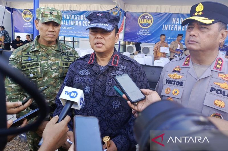 Kepala Badan Narkotika Nasional (BNN) Provinsi Kepulauan Bangka Belitung, Eko Kristianto (tengah). Sumber Foto: Antara Kepala Badan Narkotika Nasional (BNN) Provinsi Kepulauan Bangka Belitung, Eko Kristianto (tengah). Sumber Foto: Antara