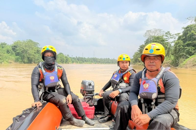 Tim SAR Jambi saat mencari korban tenggelam di Sungai Batanghari, Jambi, Jumat (3/7/2026). Foto Antara Tim SAR Jambi saat mencari korban tenggelam di Sungai Batanghari, Jambi, Jumat (3/7/2026). Foto Antara