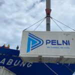 Proses bongkar muat kontainer dari kapal PT Pelayaran Nasional Indonesia (Pelni) di pelabuhan. Foto Antara