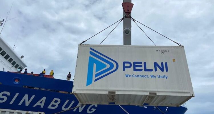 Proses bongkar muat kontainer dari kapal PT Pelayaran Nasional Indonesia (Pelni) di pelabuhan. Foto Antara