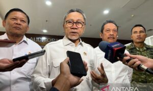 Coordinating Minister for Food Zulkifli Hasan (second left), accompanied by Maritime Affairs and Fisheries Minister Sakti Wahyu Trenggono (second right) and other officials, speaks to the media after a limited coordination meeting in Jakarta on Tuesday (July 21, 2026). Photo Source: Antara