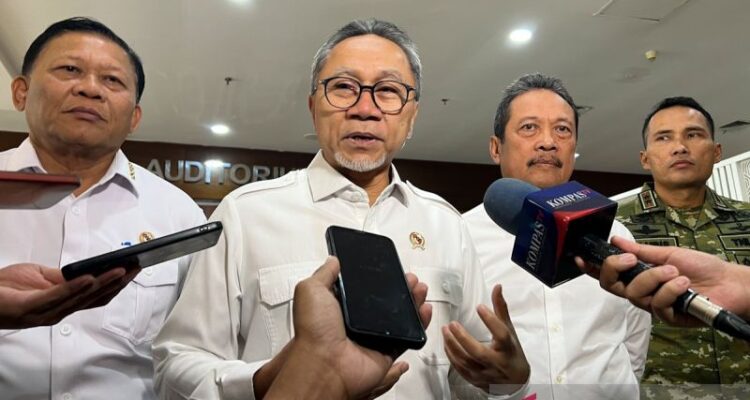 Coordinating Minister for Food Zulkifli Hasan (second left), accompanied by Maritime Affairs and Fisheries Minister Sakti Wahyu Trenggono (second right) and other officials, speaks to the media after a limited coordination meeting in Jakarta on Tuesday (July 21, 2026). Photo Source: Antara