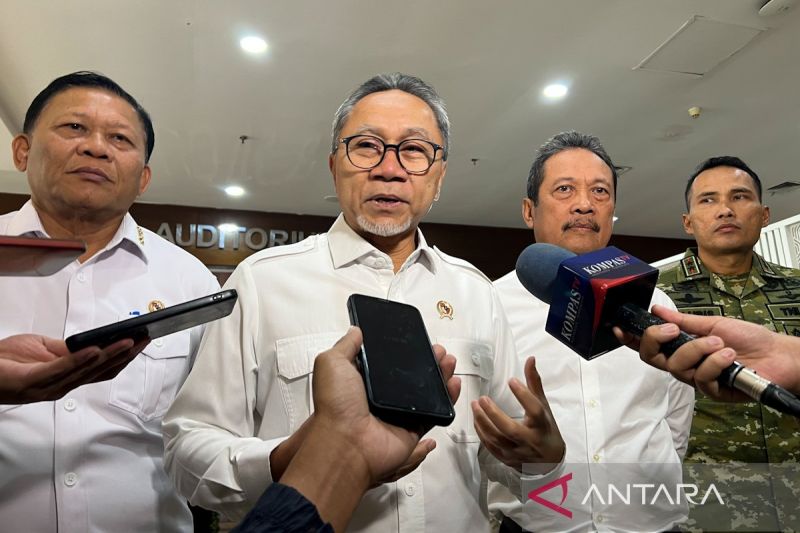 Coordinating Minister for Food Zulkifli Hasan (second left), accompanied by Maritime Affairs and Fisheries Minister Sakti Wahyu Trenggono (second right) and other officials, speaks to the media after a limited coordination meeting in Jakarta on Tuesday (July 21, 2026). Photo Source: Antara Coordinating Minister for Food Zulkifli Hasan (second left), accompanied by Maritime Affairs and Fisheries Minister Sakti Wahyu Trenggono (second right) and other officials, speaks to the media after a limited coordination meeting in Jakarta on Tuesday (July 21, 2026). Photo Source: Antara
