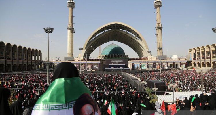 Ribuan pelayat menghadiri upacara pemakaman mantan Pemimpin Tertinggi Iran Ali Khamenei di Masjid Imam Khomeini Mosalla di Teheran, Iran, pada 4 Juli 2026. Khamenei meninggal dunia dalam serangan gabungan AS-Israel terhadap Iran pada 28 Februari. Bendera Iran terlihat selama upacara tersebut. Foto Antara