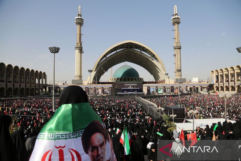 Ribuan pelayat menghadiri upacara pemakaman mantan Pemimpin Tertinggi Iran Ali Khamenei di Masjid Imam Khomeini Mosalla di Teheran, Iran, pada 4 Juli 2026. Khamenei meninggal dunia dalam serangan gabungan AS-Israel terhadap Iran pada 28 Februari. Bendera Iran terlihat selama upacara tersebut. Foto Antara