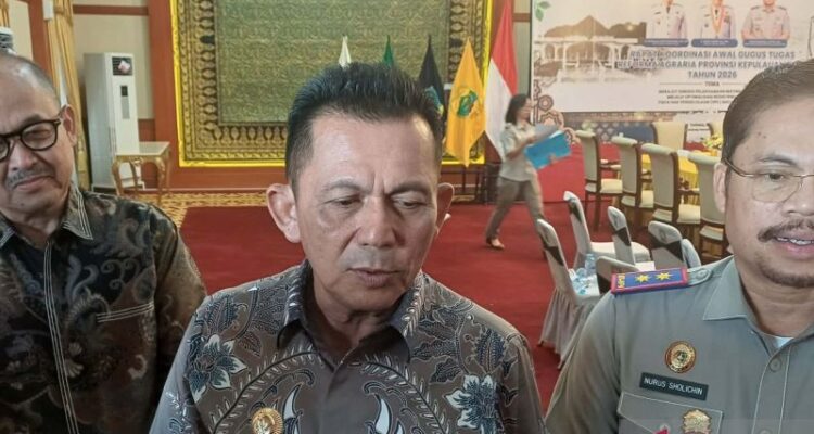 Gubernur Kepri Ansar Ahmad (tengah). Foto Antara