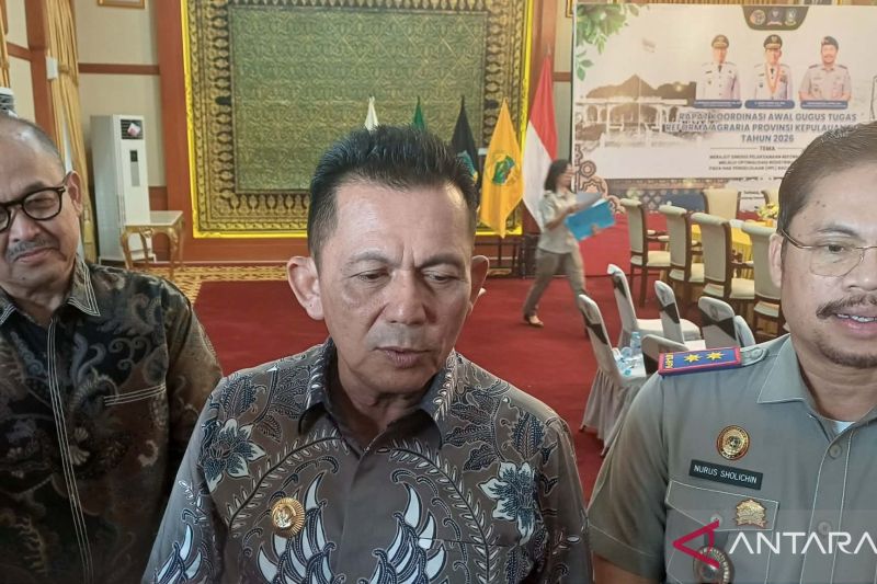 Gubernur Kepri Ansar Ahmad (tengah). Foto Antara Gubernur Kepri Ansar Ahmad (tengah). Foto Antara
