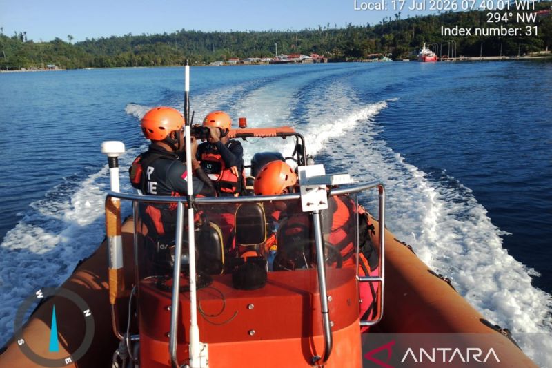 Tim SAR gabungan melakukan pencarian terhadap tiga nelayan yang hilang kontak di perairan utara Pulau Numfor, Papua, Jumat (17/7/2026). Sumber foto: Antara