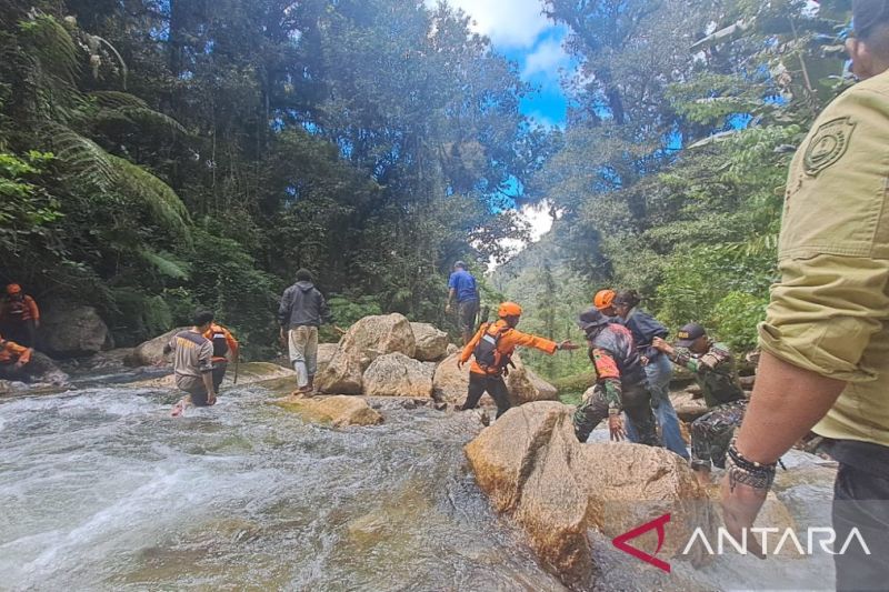 Tim SAR gabungan melakukan pencarian terhadap Yanto Idorway, presenter TVRI Papua Barat yang hanyut terseret arus sungai di kawasan wisata Air Terjun Memti, Kampung Sisrang, Kabupaten Pegunungan Arfak, Papua Barat, Minggu (19/7/2026). Sumber foto: Antara Tim SAR gabungan melakukan pencarian terhadap Yanto Idorway, presenter TVRI Papua Barat yang hanyut terseret arus sungai di kawasan wisata Air Terjun Memti, Kampung Sisrang, Kabupaten Pegunungan Arfak, Papua Barat, Minggu (19/7/2026). Sumber foto: Antara