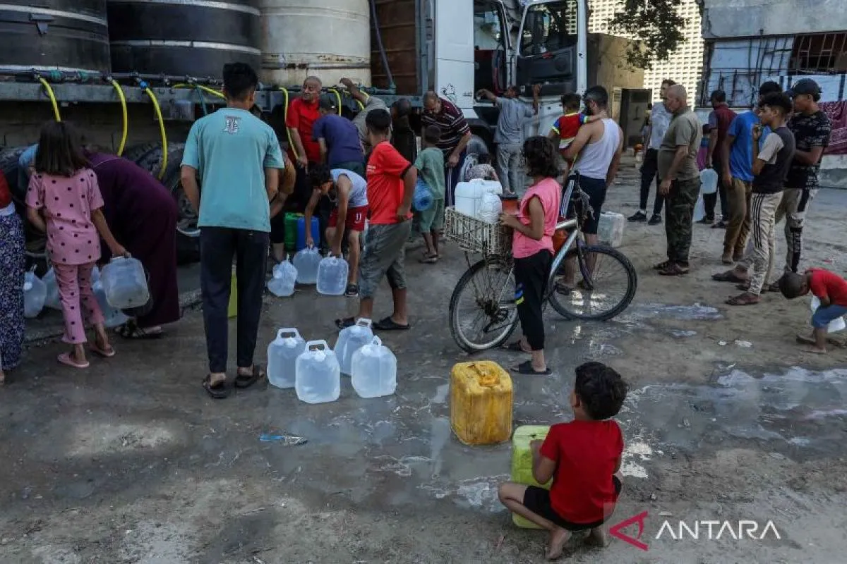 Warga Palestina mengisi wadah dengan air bersih yang didistribusikan melalui pasokan truk tangki di Khan Yunis, Gaza, Palestina, Senin (13/7/2026). Krisis air masih berlangsung akibat kerusakan parah pada infrastruktur dan sumur air yang disebabkan oleh serangan Israel. Warga Palestina mengisi wadah dengan air bersih yang didistribusikan melalui pasokan truk tangki di Khan Yunis, Gaza, Palestina, Senin (13/7/2026). Krisis air masih berlangsung akibat kerusakan parah pada infrastruktur dan sumur air yang disebabkan oleh serangan Israel. Sumber Foto: Antara