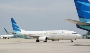 Pesawat Garuda Indonesia berada di area apron bandara. Sumber foto: Antara Pesawat Garuda Indonesia berada di area apron bandara. Sumber foto: Antara