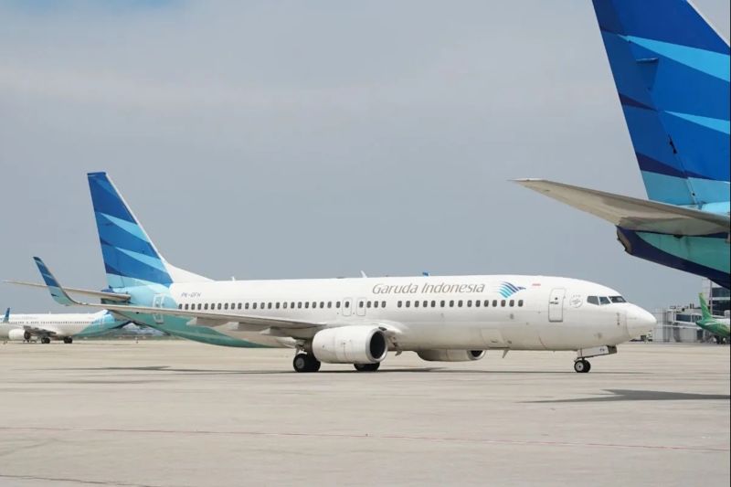 Pesawat Garuda Indonesia berada di area apron bandara. Sumber foto: Antara Pesawat Garuda Indonesia berada di area apron bandara. Sumber foto: Antara