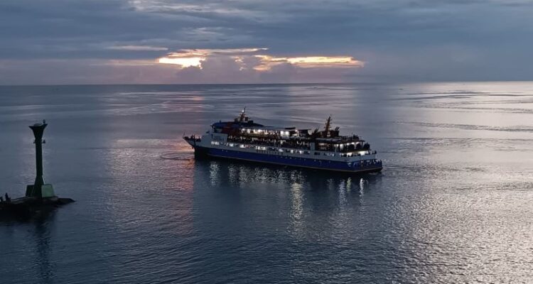 Ilustrasi: KM Barcelona keluar dari Pelabuhan Manado menuju wilayah kepulauan. Foto Antara