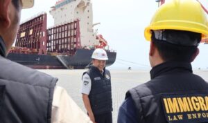 Petugas Kantor Imigrasi Kelas II TPI Belawan memperkuat pengawasan terhadap kapal asing yang bersandar di Pelabuhan Terminal Belawan, Medan, Sumatera Utara. Foto Antara Petugas Kantor Imigrasi Kelas II TPI Belawan memperkuat pengawasan terhadap kapal asing yang bersandar di Pelabuhan Terminal Belawan, Medan, Sumatera Utara. Foto Antara