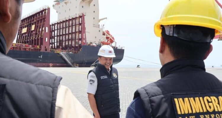 Petugas Kantor Imigrasi Kelas II TPI Belawan memperkuat pengawasan terhadap kapal asing yang bersandar di Pelabuhan Terminal Belawan, Medan, Sumatera Utara. Foto Antara