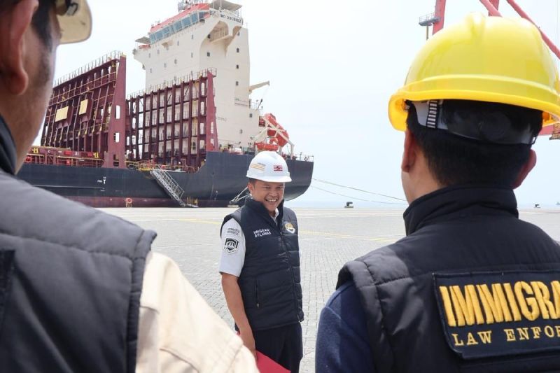 Petugas Kantor Imigrasi Kelas II TPI Belawan memperkuat pengawasan terhadap kapal asing yang bersandar di Pelabuhan Terminal Belawan, Medan, Sumatera Utara. Foto Antara Petugas Kantor Imigrasi Kelas II TPI Belawan memperkuat pengawasan terhadap kapal asing yang bersandar di Pelabuhan Terminal Belawan, Medan, Sumatera Utara. Foto Antara
