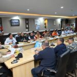 Anggota Komisi VII DPR RI Bambang Haryo Soekartono saat pimpin rapat solusi kemacetan dan antrean kendaraan penyeberangan Ketapang-Gilimanuk di Aula ASDP Cabang Ketapang, Banyuwangi, Jawa Timur. Sabtu (11/7/2026). Foto Antara