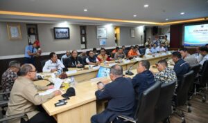 Anggota Komisi VII DPR RI Bambang Haryo Soekartono saat pimpin rapat solusi kemacetan dan antrean kendaraan penyeberangan Ketapang-Gilimanuk di Aula ASDP Cabang Ketapang, Banyuwangi, Jawa Timur. Sabtu (11/7/2026). Foto Antara Anggota Komisi VII DPR RI Bambang Haryo Soekartono saat pimpin rapat solusi kemacetan dan antrean kendaraan penyeberangan Ketapang-Gilimanuk di Aula ASDP Cabang Ketapang, Banyuwangi, Jawa Timur. Sabtu (11/7/2026). Foto Antara