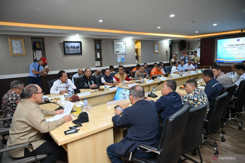Anggota Komisi VII DPR RI Bambang Haryo Soekartono saat pimpin rapat solusi kemacetan dan antrean kendaraan penyeberangan Ketapang-Gilimanuk di Aula ASDP Cabang Ketapang, Banyuwangi, Jawa Timur. Sabtu (11/7/2026). Foto Antara
