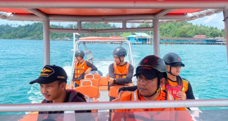 Personel SAR Tanjungpinang, Kepulauan Riau (Kepri) melakukan operasi pencarian terhadap dua nelayan hilang dalam insiden kecelakaan laut di Perairan Utara Bangka Sungailiat, Kabupaten Bangka, Minggu (12/7/2026). Foto Antara