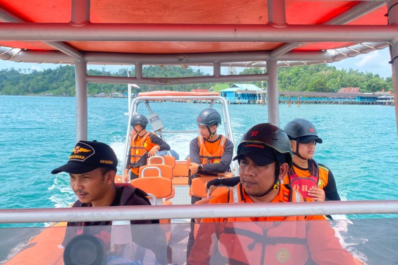 Personel SAR Tanjungpinang, Kepulauan Riau (Kepri) melakukan operasi pencarian terhadap dua nelayan hilang dalam insiden kecelakaan laut di Perairan Utara Bangka Sungailiat, Kabupaten Bangka, Minggu (12/7/2026). Foto Antara